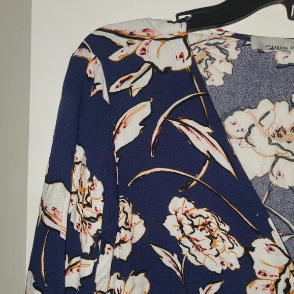 Darling floral blouse! - Picture 2 of 7